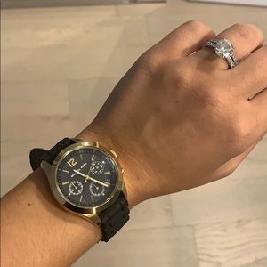 MICHAEL KORS BLACK AND GOLD RUBBER STRAP WATCH